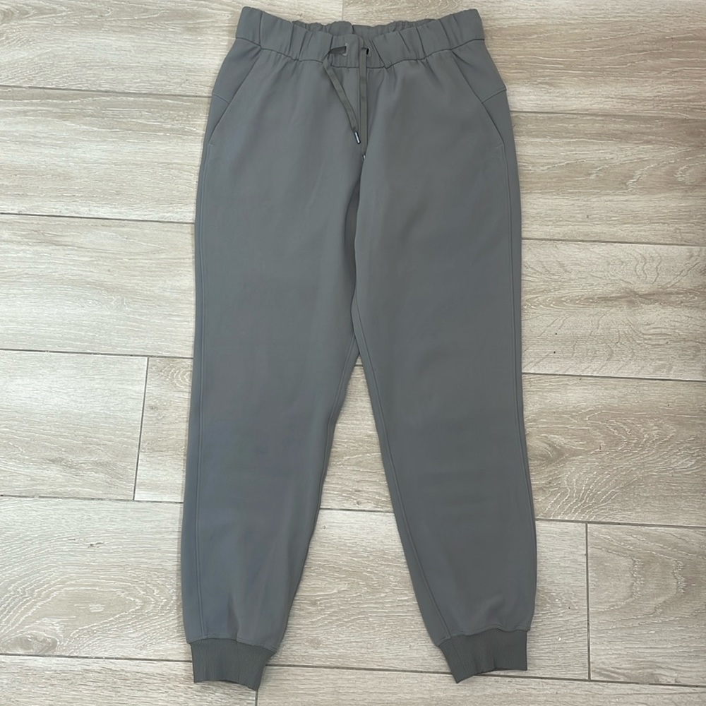 Lululemon On the Fly Joggers 28” Woven size 6 Excellent condition! Lulu lemon 🍋